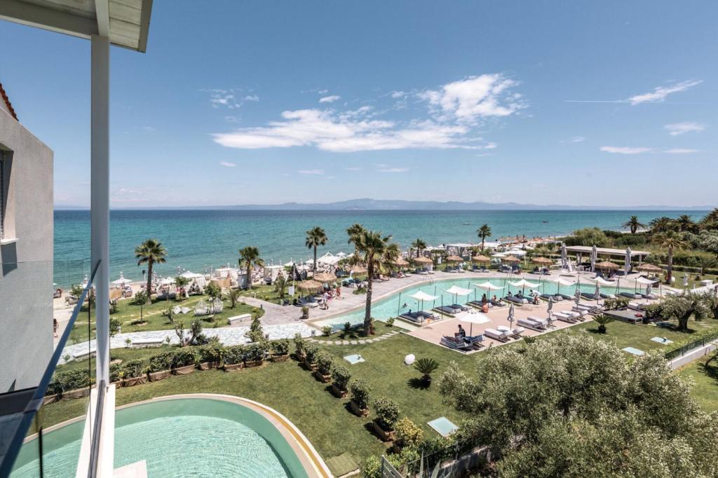 Blue Carpet Luxury Suites - 7