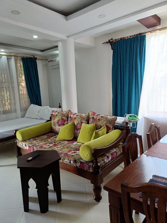 Khu vực ghế ngồi tại Calitwapa Studios Mtwapa