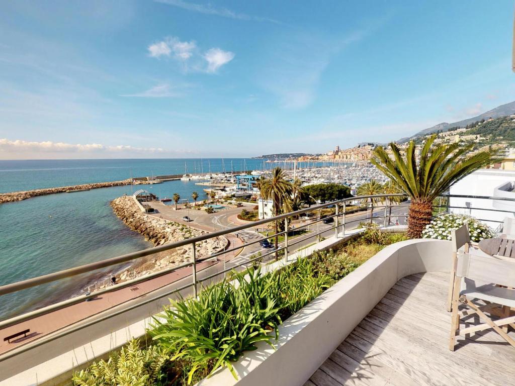 un balcon avec vue sur l'océan dans l'établissement Magnifique 3P face mer avec terrasse de 46m² et parking privé - FR-1-196-250, à Menton