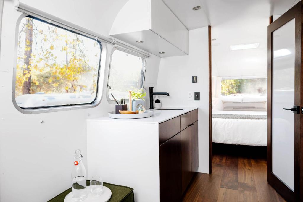 Kuchyň nebo kuchyňský kout v ubytování AutoCamp Sequoia