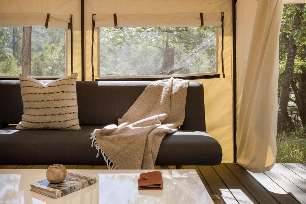 Posezení v ubytování AutoCamp Sequoia