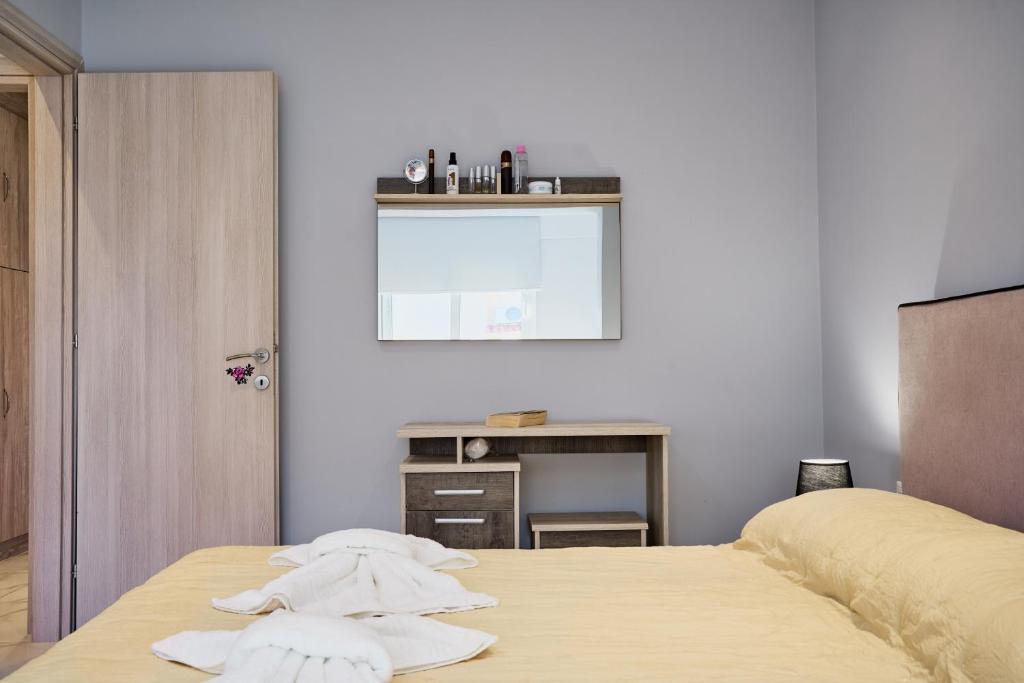 A bed or beds in a room at Amazing New Apartment in Skala