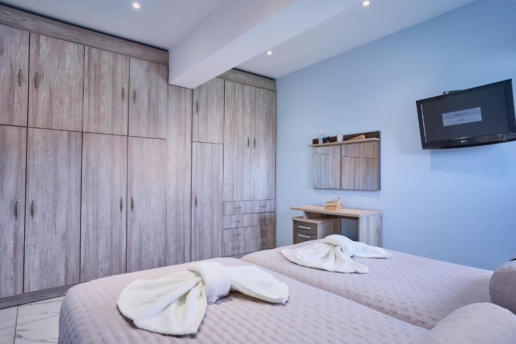 A bed or beds in a room at Amazing New Apartment in Skala