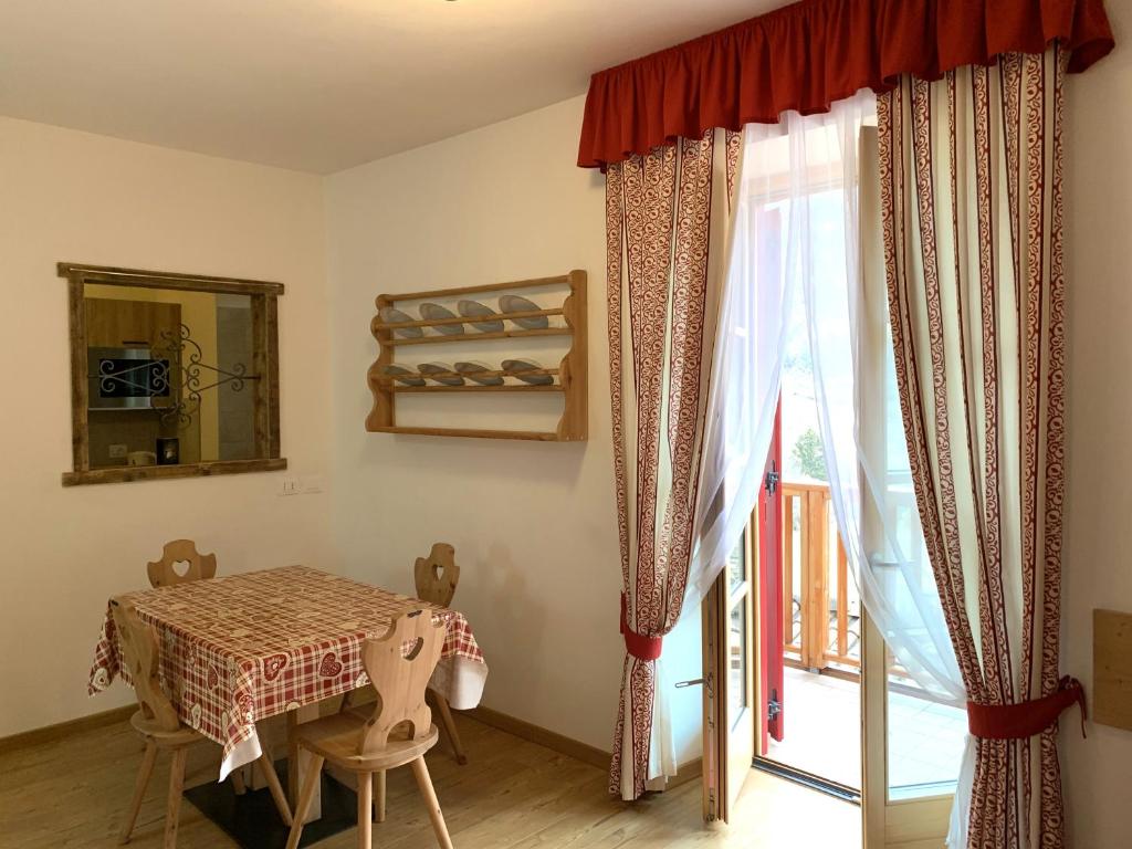 Fotografie z fotogalerie ubytování Appartamenti Sissi v destinaci Commezzadura
