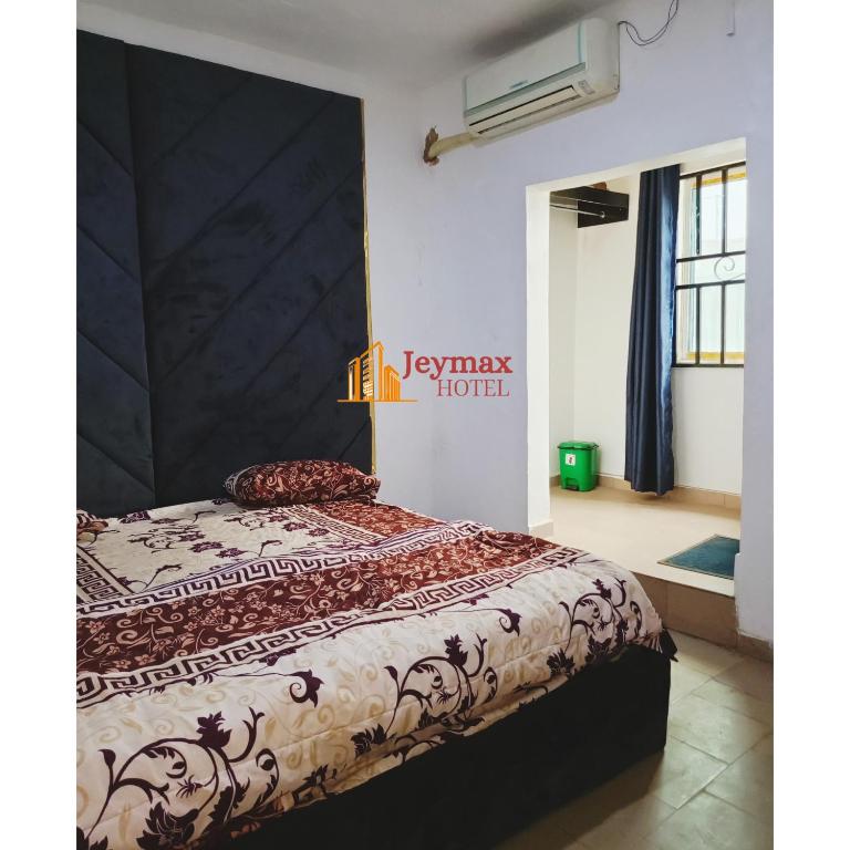 Postel nebo postele na pokoji v ubytování Jeymax Hotel and Suite