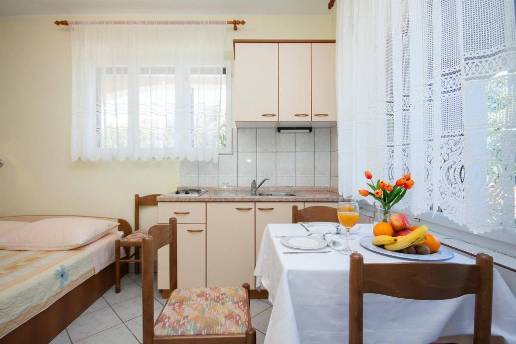 Kuchyň nebo kuchyňský kout v ubytování Family Apartments & Rooms Mikelin