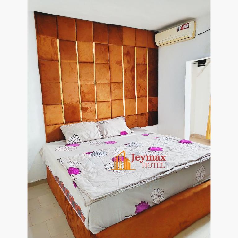 Postel nebo postele na pokoji v ubytování Jeymax Hotel and Suite