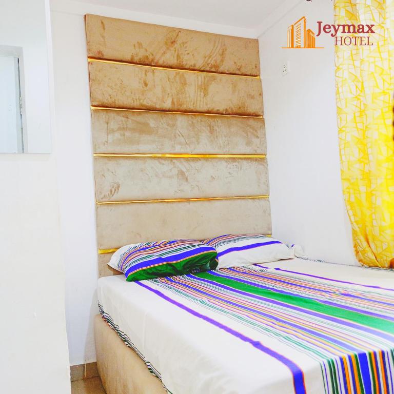 Postel nebo postele na pokoji v ubytování Jeymax Hotel and Suite