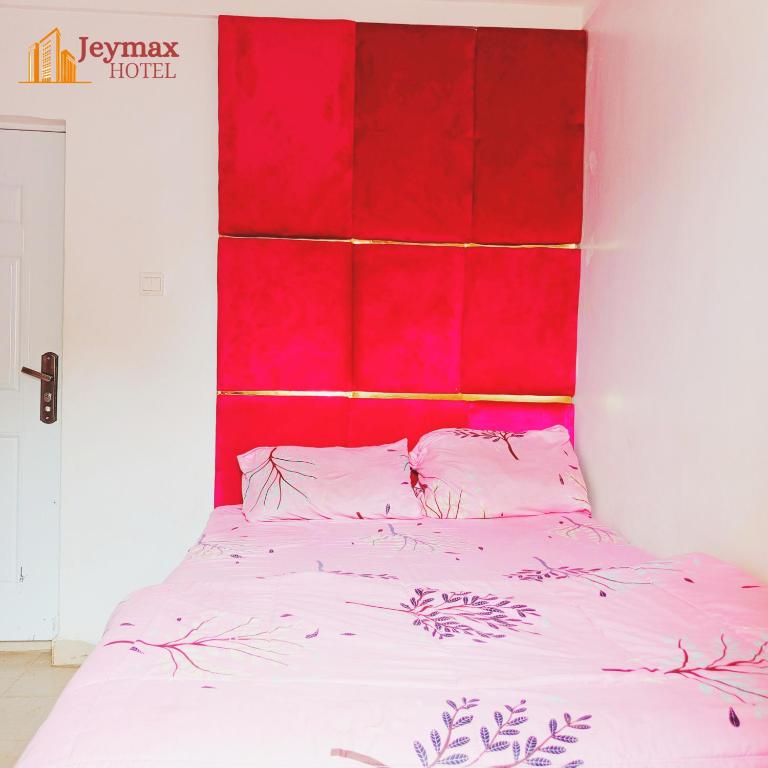 Postel nebo postele na pokoji v ubytování Jeymax Hotel and Suite