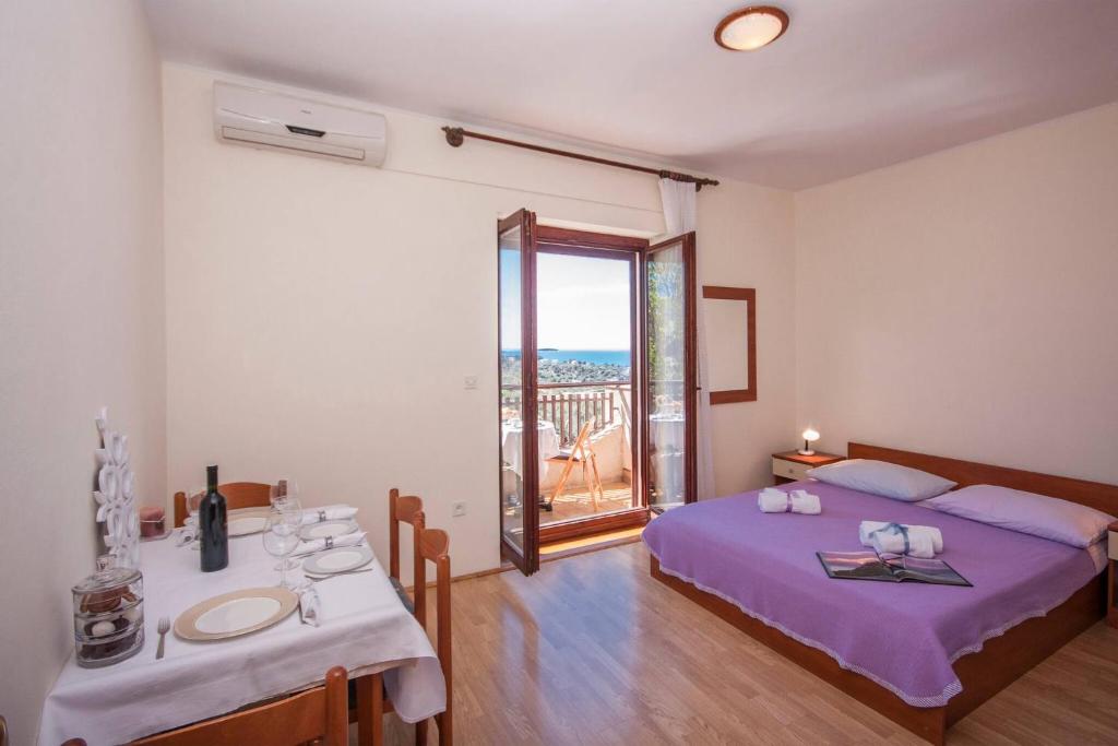 Postel nebo postele na pokoji v ubytování Family Apartments & Rooms Mikelin
