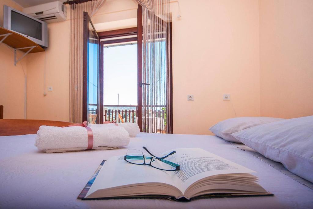 Postel nebo postele na pokoji v ubytování Family Apartments & Rooms Mikelin