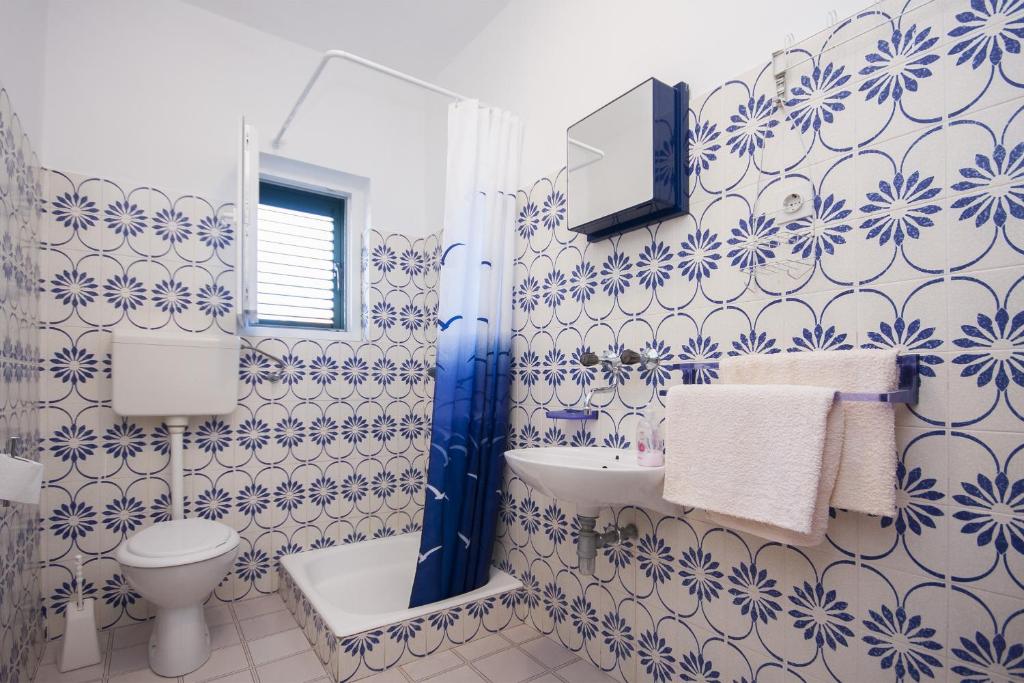 Koupelna v ubytování Apartments Vukicevic Brodarica