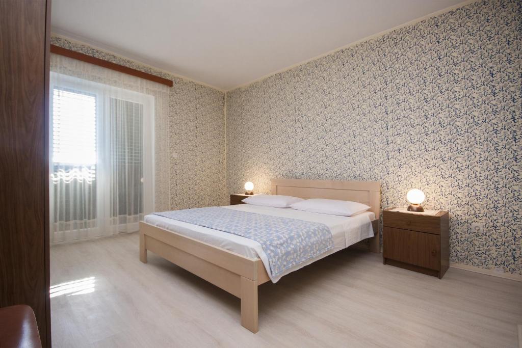 Postel nebo postele na pokoji v ubytování Apartments Vukicevic Brodarica