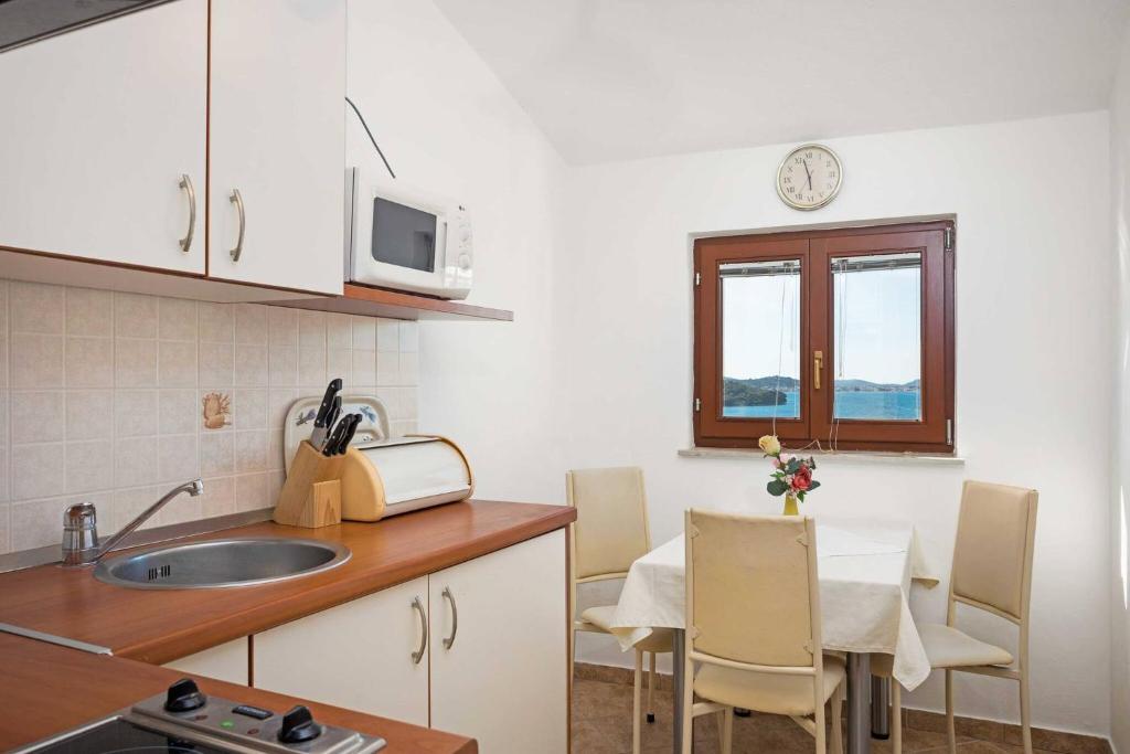 Kuchyň nebo kuchyňský kout v ubytování Apartments Kaina
