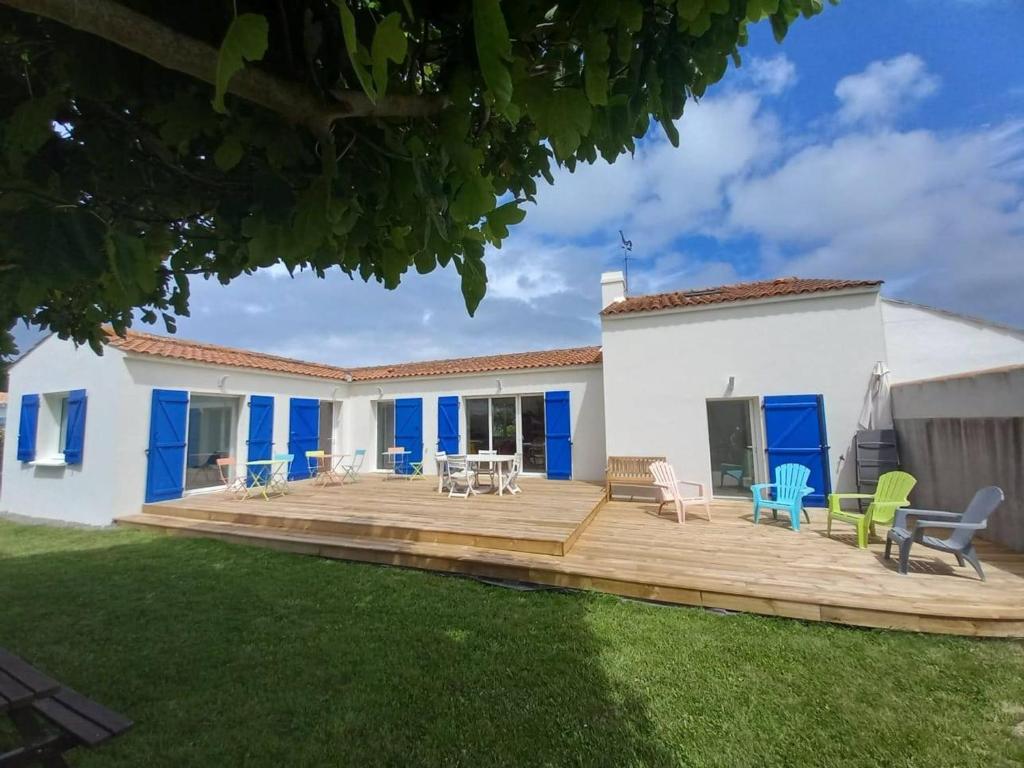 une arrière-cour avec une terrasse et une maison dans l'établissement Maison rénovée proche plage, terrasse privée, 4 chambres, 8 couchages, parking, WiFi - FR-1-224B-231, à Noirmoutier-en-l'lle