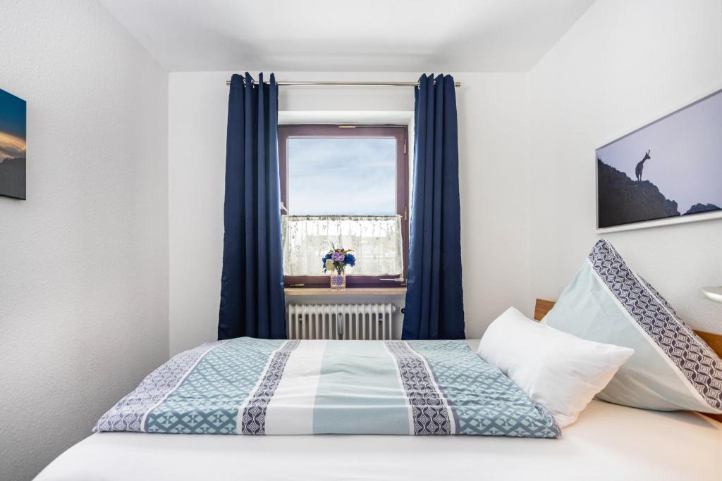 Postel nebo postele na pokoji v ubytování Haus Bergliebe - Breitenbergblick