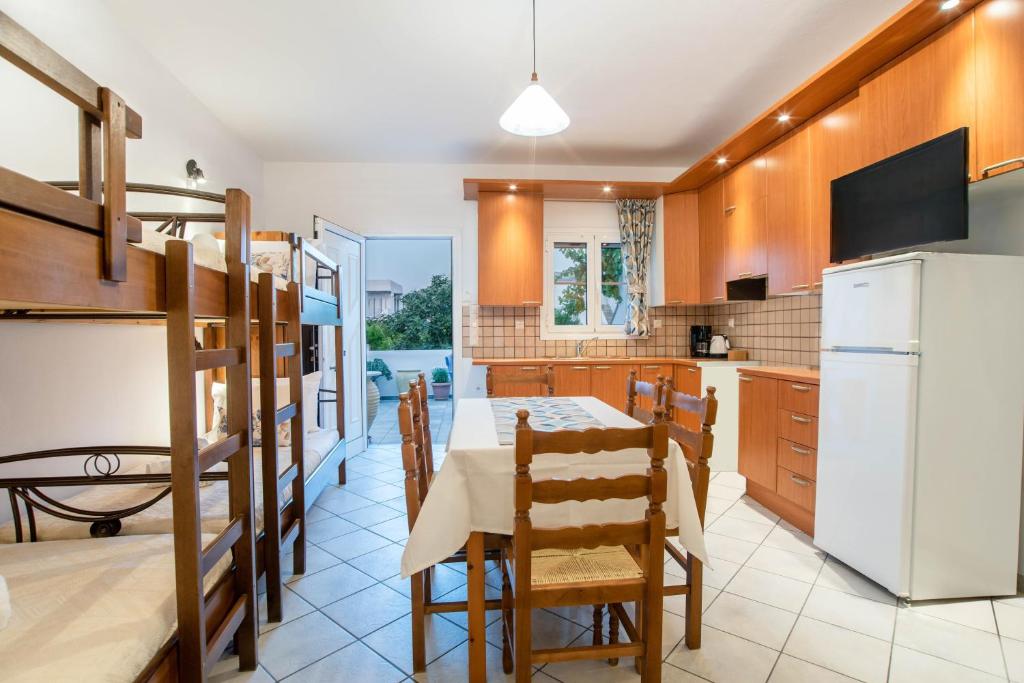 Kuchyň nebo kuchyňský kout v ubytování Kontaratos Studios & Apartments