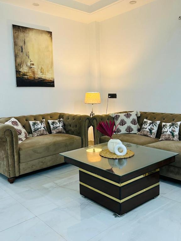 Posezení v ubytování House of Solace at Chattarpur 3bhk