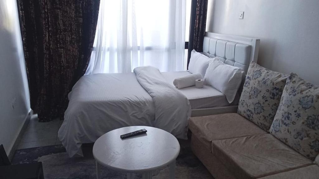 Una cama o camas en una habitación de Tsavo Dulexe homes