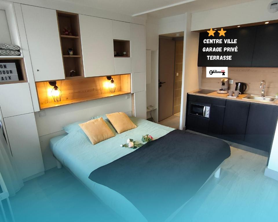 - une chambre dotée d'un lit bleu avec deux animaux rembourrés dans l'établissement Superbe 2 étoiles Parking privé en centre ville, à Aix-les-Bains