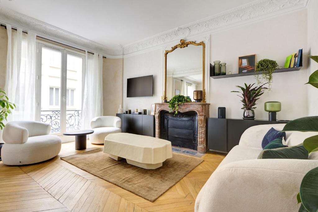 巴黎Prestige Marais的客厅配有白色家具和壁炉