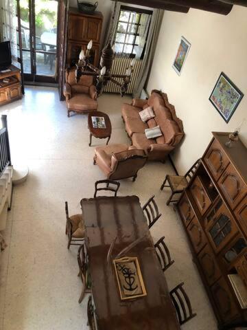 - une vue de tête sur un salon doté de canapés et de chaises dans l'établissement Grande Maison de village climatisée avec cours., à Saintes-Maries-de-la-Mer