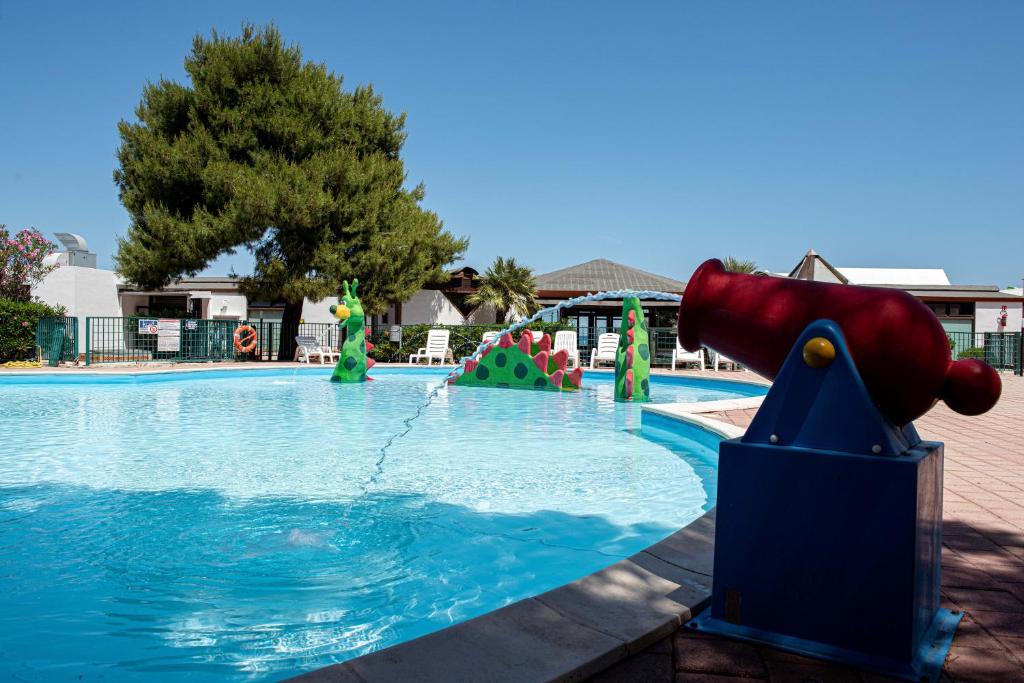 Bazén v ubytování Villaggio Camping Spiaggia Lunga nebo v jeho okolí