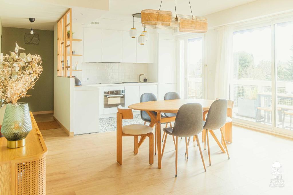 une cuisine et une salle à manger avec une table et des chaises dans l'établissement Le Cézanne, à Aix-en-Provence