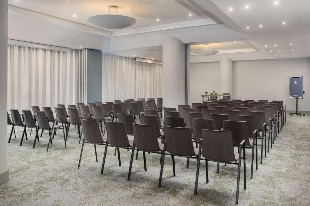 Zaplecze biznesowe lub konferencyjne w obiekcie NH Catania Centro
