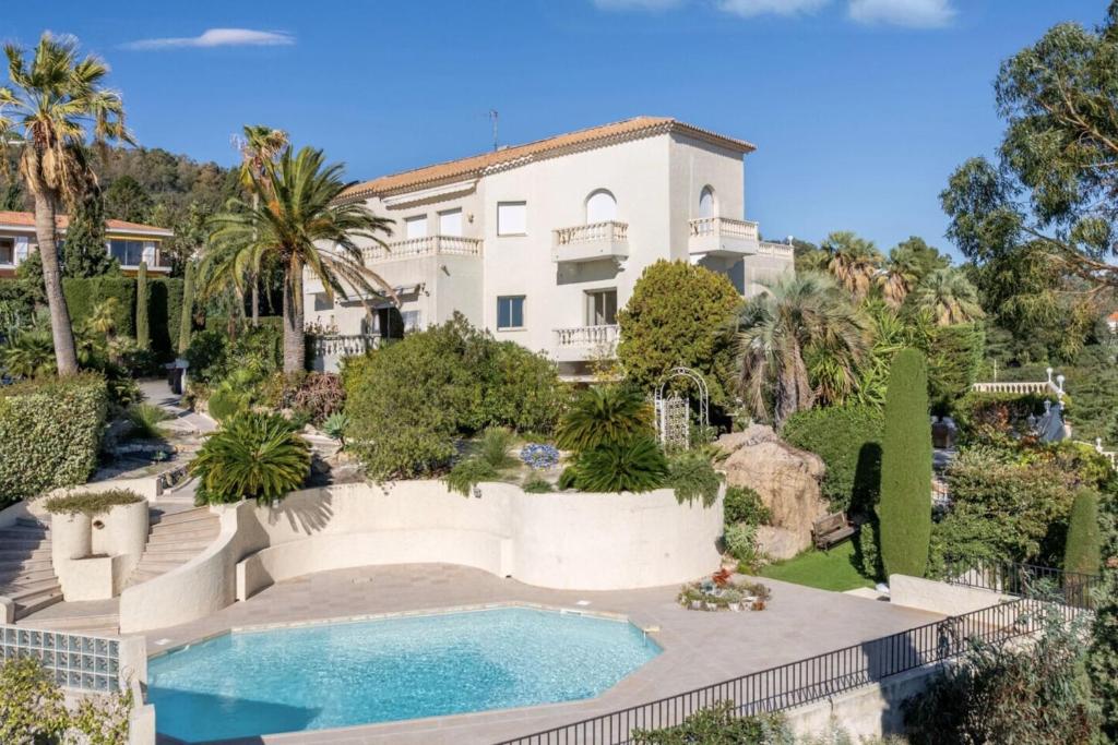 une vue extérieure d'une maison avec piscine dans l'établissement L'EDEN - Grand Appartement avec extérieur de 300m2, piscine et vue mer, à Cannes