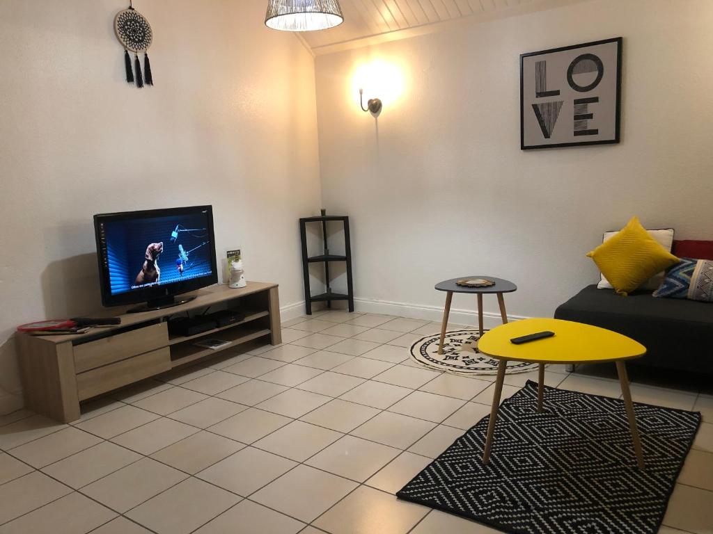 TV a/nebo společenská místnost v ubytování Beau T4 refait à neuf proche plage