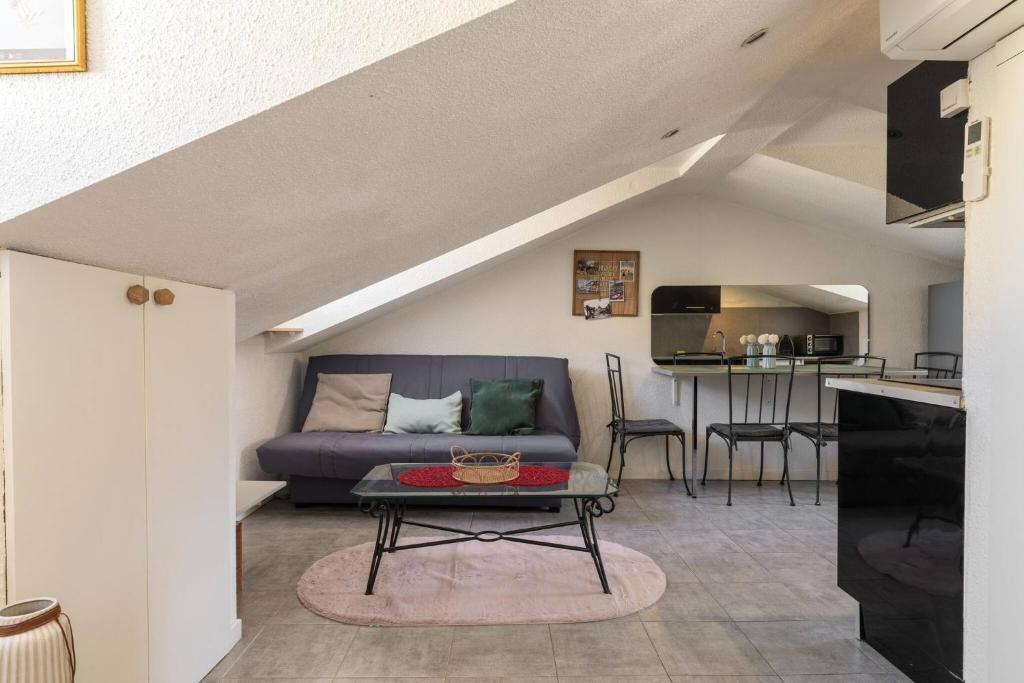 un salon avec un canapé et une table dans l'établissement Perchoir dans la vieille ville, à Nice