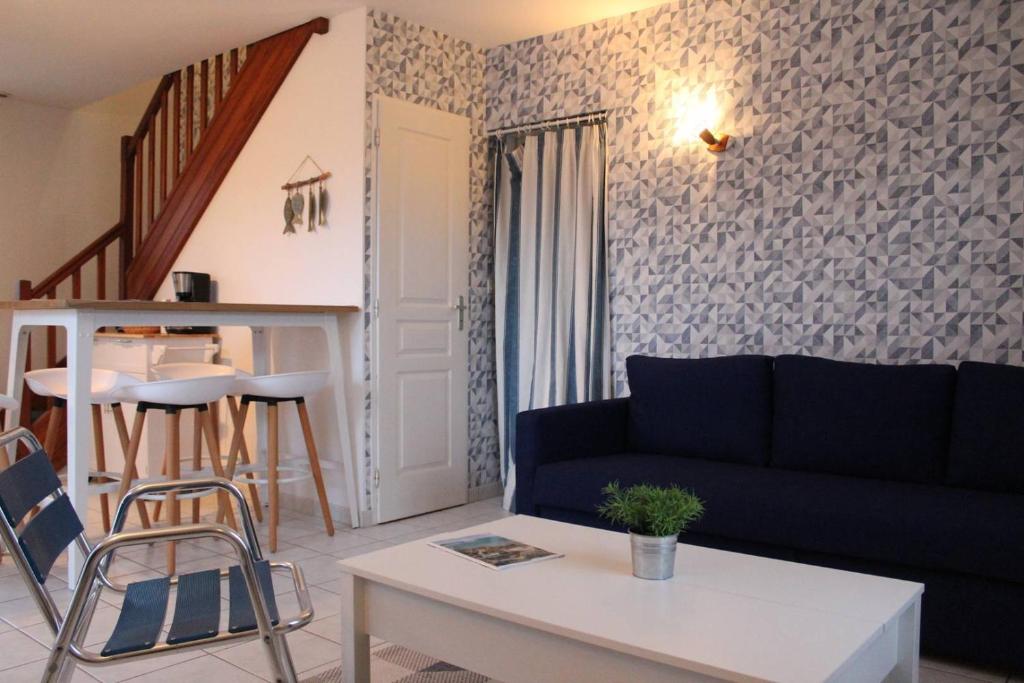 un salon avec un canapé et une table dans l'établissement Mais 3 pièces 4 couchages SAINT GEORGES D'OLERON SGO000-083, à Saint-Georges-dʼOléron