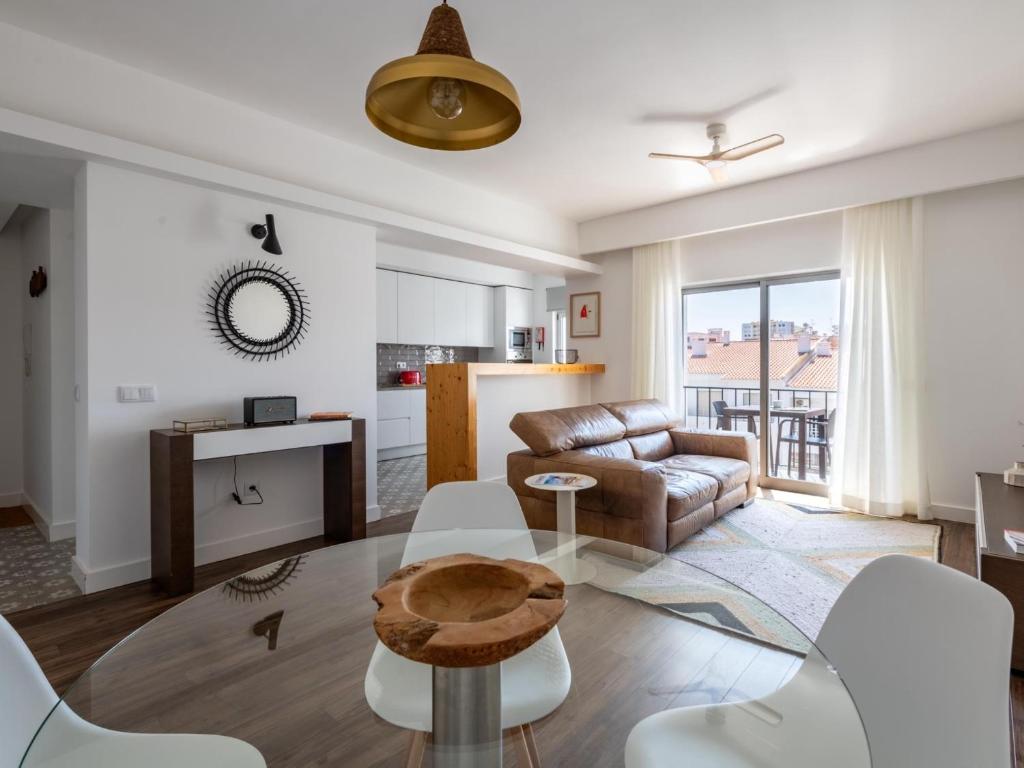 a living room with a couch and a table at Apt. dos Correios in Lagos