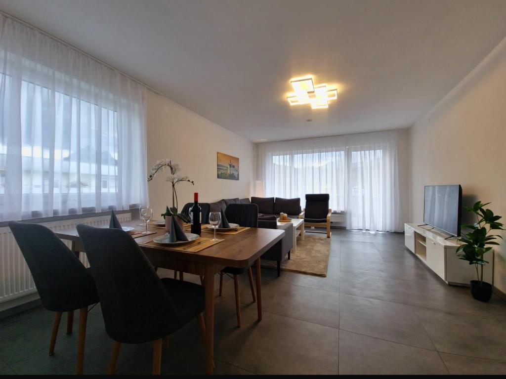 un soggiorno con tavolo e sedie in legno di Rebekka‘s Apartment a Füssen