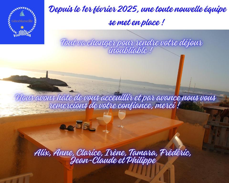 une bannière pour un restaurant avec une table sur la plage dans l'établissement Le petit Malmousque, à Marseille