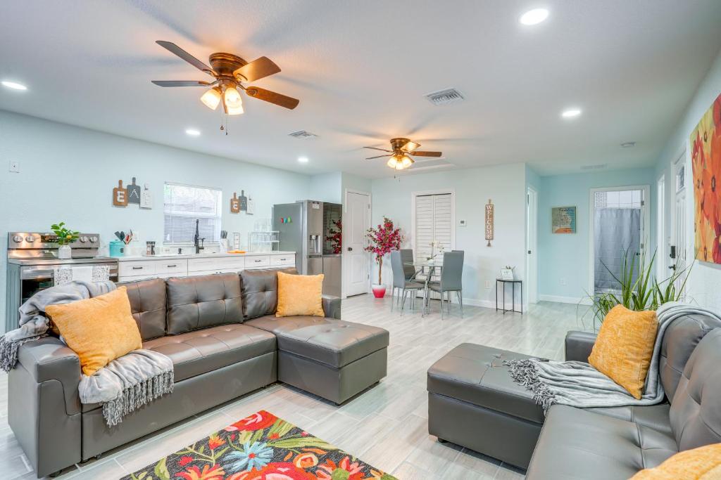 Posezení v ubytování 12 Mi to Dtwn Tampa Vibrant Home with Outdoor Space