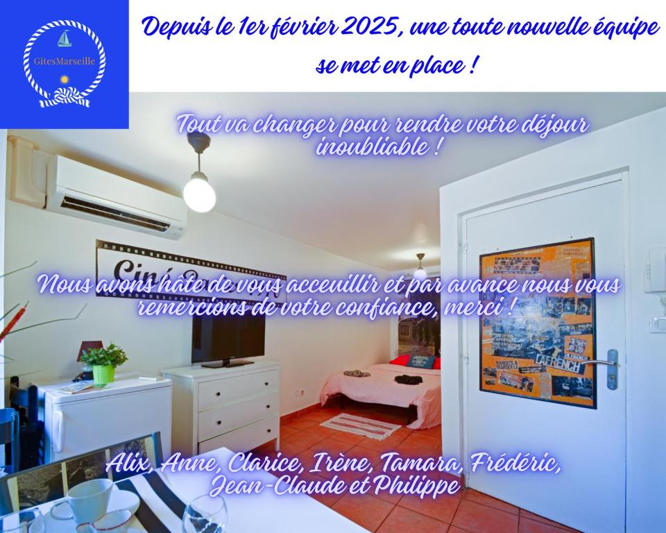 une bannière pour une chambre avec un lit dans l'établissement Studio Panier 1970, à Marseille