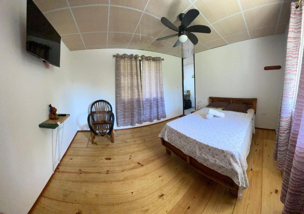 Postel nebo postele na pokoji v ubytování Hostal La India