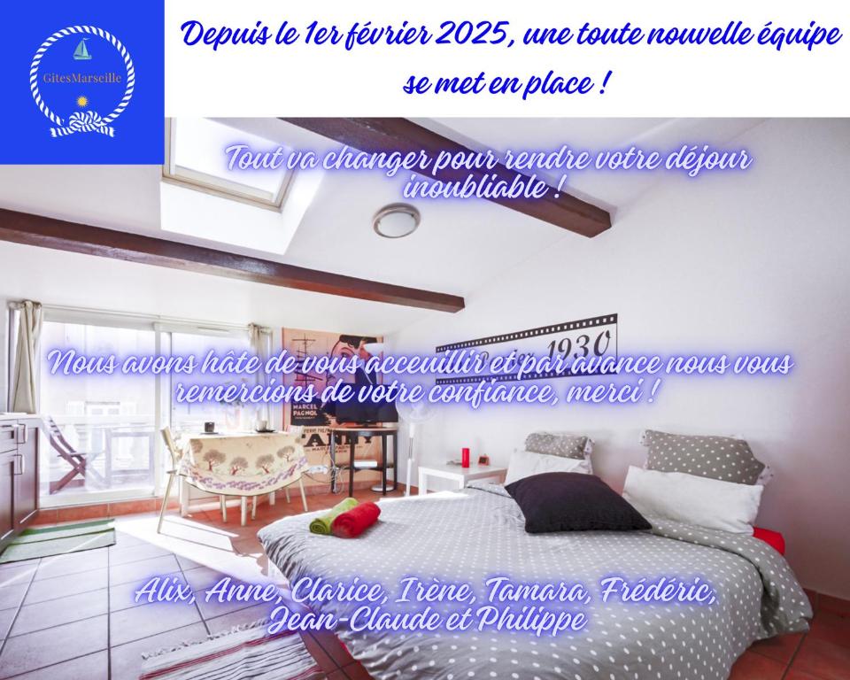 - une chambre avec un lit et un panneau indiquant 10 termes dans l'établissement Studio Panier 1930, à Marseille