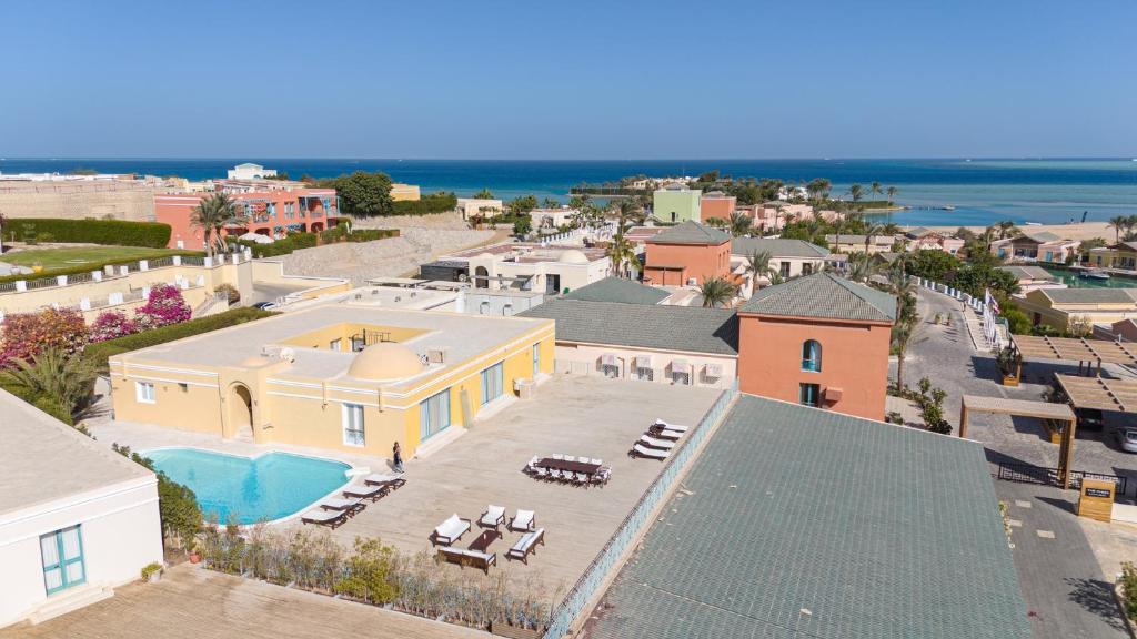 une vue aérienne d'une maison avec piscine dans l'établissement Massive 5BR Hilltop Villa • Luxury Stay, à Hurghada