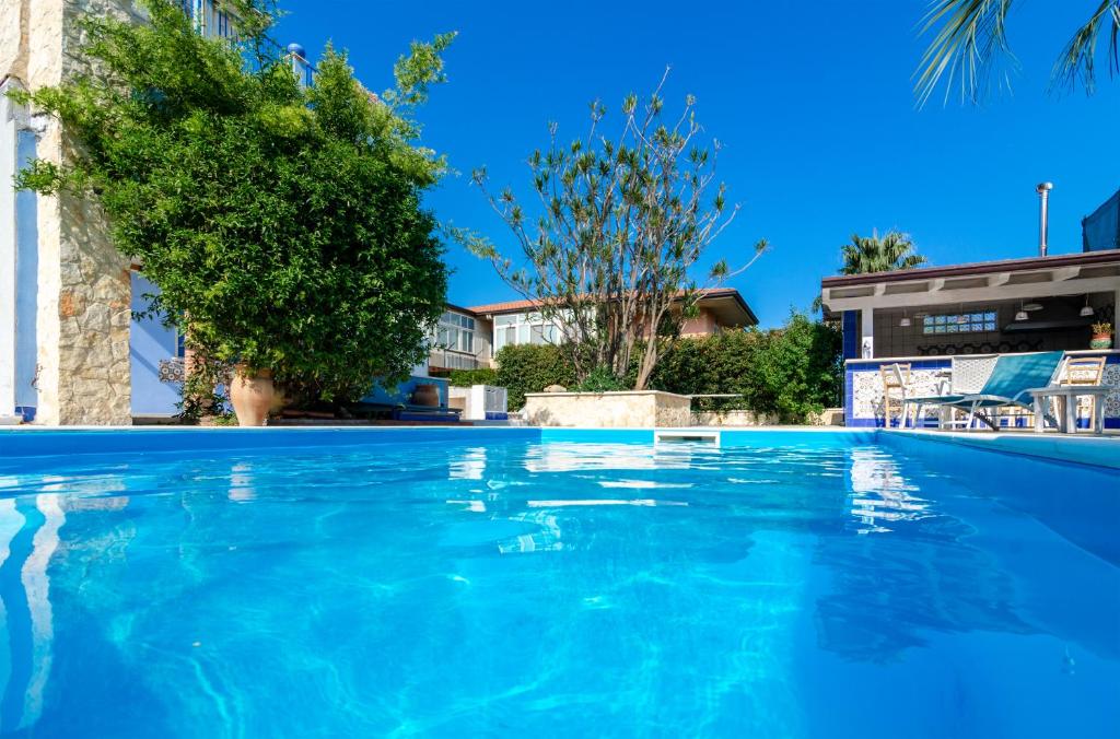 Bazén v ubytování Mediterranean Charm villa con piscina al mare nebo v jeho okolí