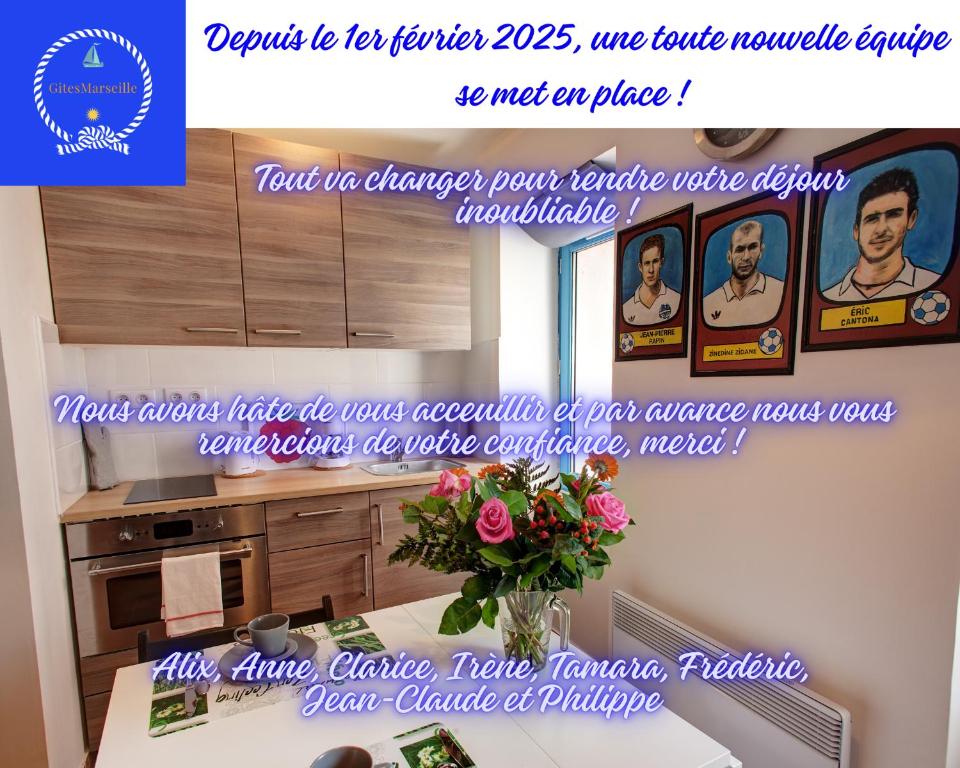 un collage de photos sur un mur dans une cuisine dans l'établissement Studio Panier 2000, à Marseille