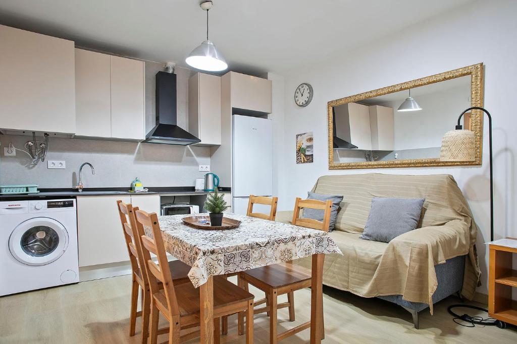 Kuchyňa alebo kuchynka v ubytovaní Beautiful apartment in Las Ramblas Barcelona 6pax