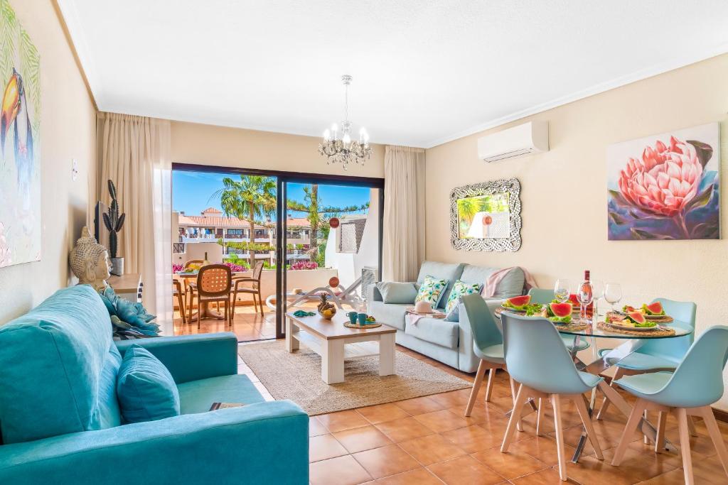 Χώρος καθιστικού στο Azzurro vibe with ocean sight in heated pool complex - Tropical Dream