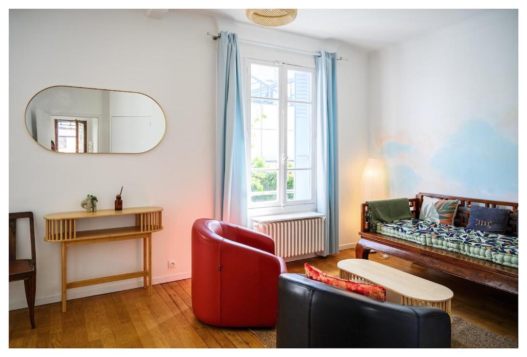 アルフォールヴィルにあるMaison d artiste proche de Parisのソファと窓のあるリビングルーム