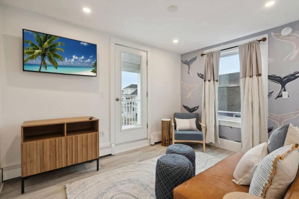 Χώρος καθιστικού στο Newly Renovated Ocean Views Private Balcony
