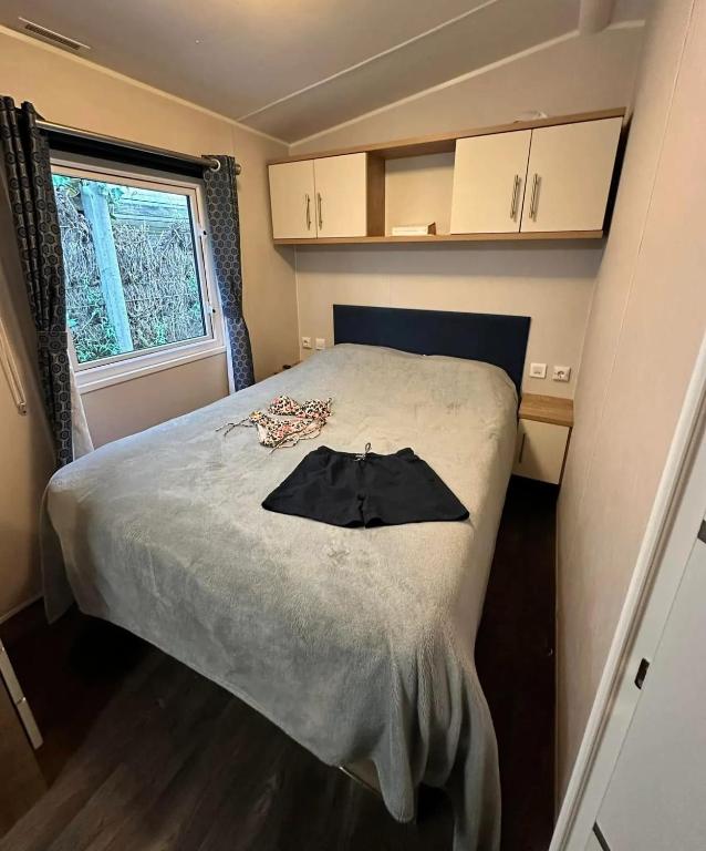une petite chambre avec un lit dans une petite pièce dans l'établissement Bungalow accueillant à Saint-Jean-de-Monts avec piscine, à Saint-Jean-de-Monts