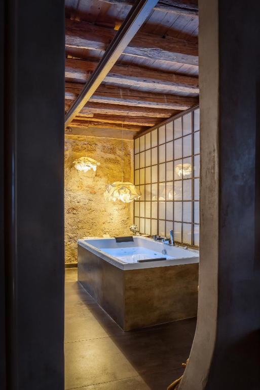 A bathroom at Guccia home