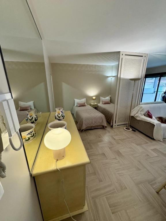 une chambre avec deux lits et un lavabo dans l'établissement Résidence Gray d'Albion Studio LEF516, à Cannes